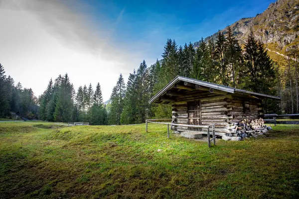 Oybachtal山谷的一个僻静的小木屋 — 图库照片