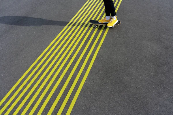 Jongen Met Skateboard Gele Wegmarkeringen Zonnige Dag — Stockfoto