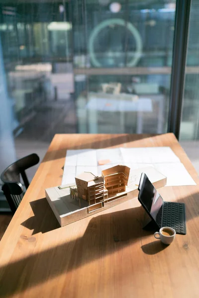 Mimari Modele Güneş Işığı Düşüyor Ofisteki Masanın Üzerinde Planlar Var — Stok fotoğraf