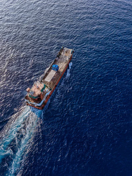 Luchtfoto Van Het Binnenvaartschip Dat Een Enkele Vrachtwagen Vervoert — Stockfoto