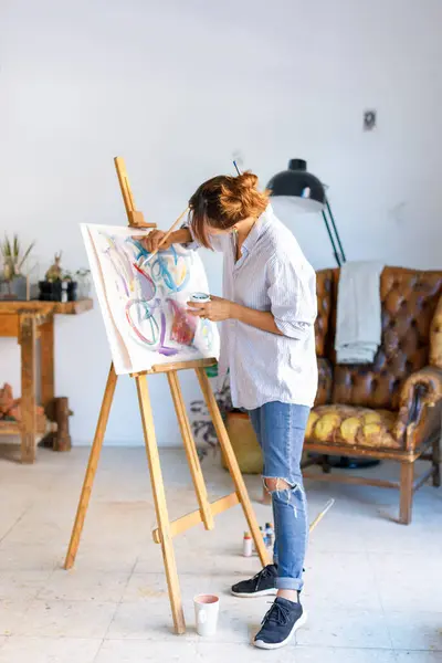 Sanat Stüdyosunda Tuvale Resim Yapan Genç Bir Kadın Sanatçı — Stok fotoğraf