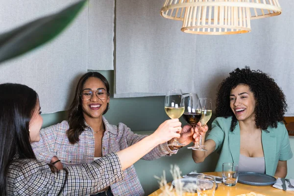 Femmes Entrepreneurs Griller Verre Vin Dans Restaurant — Photo