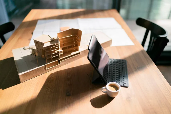 Laptop Coffee Cup Architectural Model Table Office — Stock Photo, Image