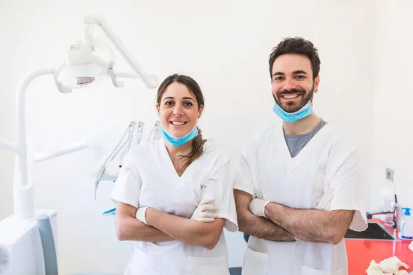 Dentistas Sexo Feminino Masculino Sorridentes Com Braços Cruzados Clínica Médica — Fotografia de Stock