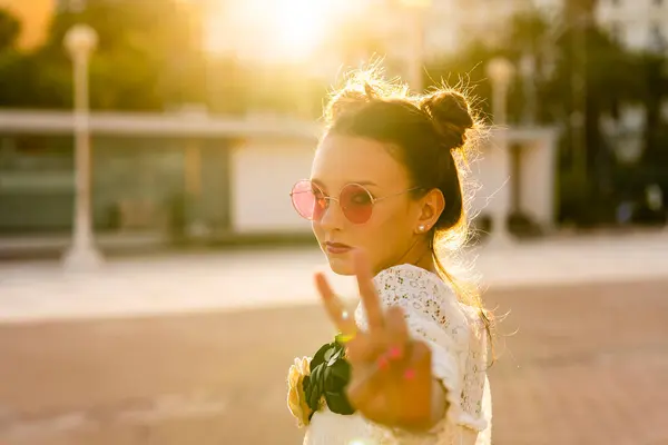 Adolescente Vestindo Óculos Vermelhos Mostrando Sinal Paz Cidade — Fotografia de Stock