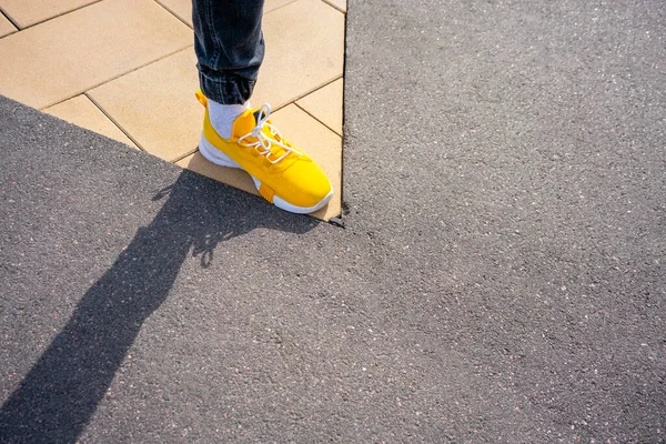 Menino Usando Sapato Amarelo Enquanto Estava Caminho — Fotografia de Stock