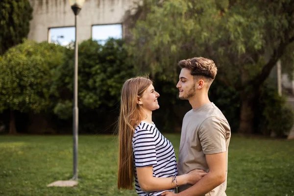 Gelukkig Paar Staan Oog Oog Het Gazon — Stockfoto