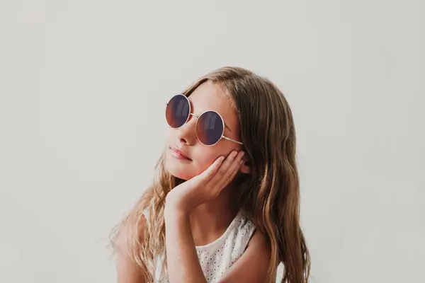 Girl Wearing Sunglasses Looking Away — Stock Photo, Image