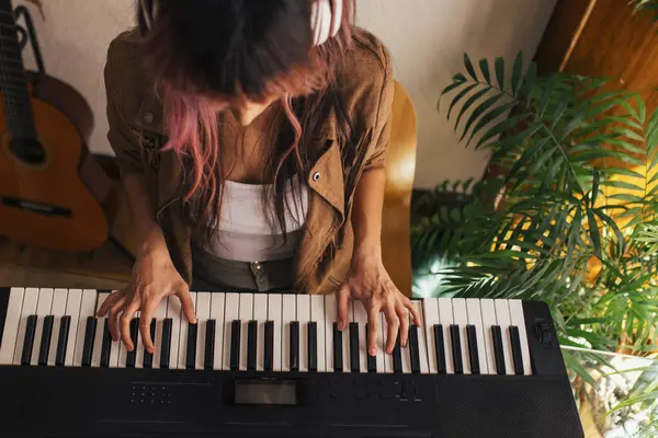 Молода Жінка Музикантка Грає Піаніно Вдома — стокове фото