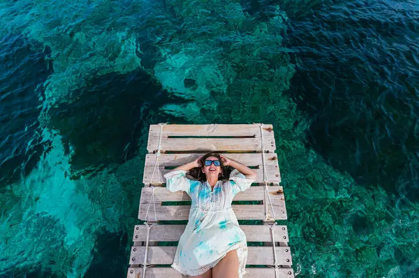 Femme Heureuse Portant Des Lunettes Soleil Couché Sur Jetée Milieu — Photo