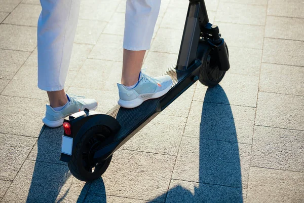 Vrouw Paardrijden Elektrische Scooter Voetpad — Stockfoto