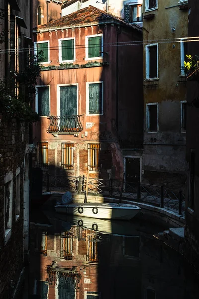 Italien Venetien Venedig Alte Häuser Schmalen Stadtkanal Der Abenddämmerung — Stockfoto