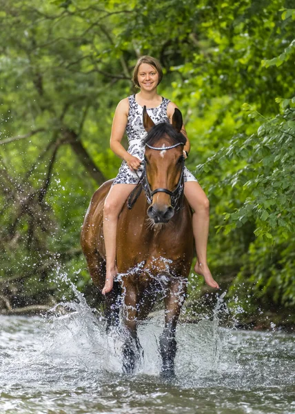 Mujer Montando Caballo Río Rems Bosque — Foto de Stock