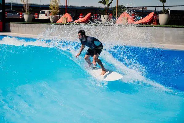 Deportista Surfeando Con Tabla Surf Piscina —  Fotos de Stock