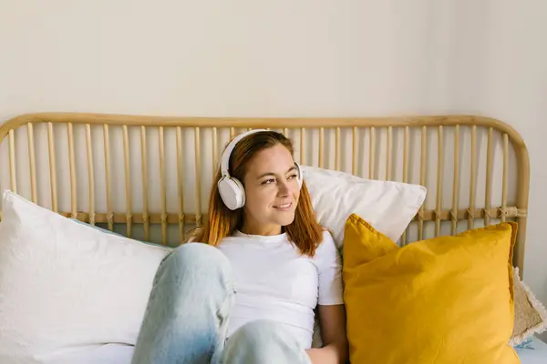 Lächelnde Frau Hört Musik Über Kopfhörer Hause Bett — Stockfoto