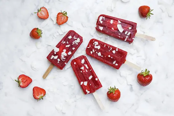 Homemade Strawberry Popsicles Lying Marble Surface — Stock Photo, Image