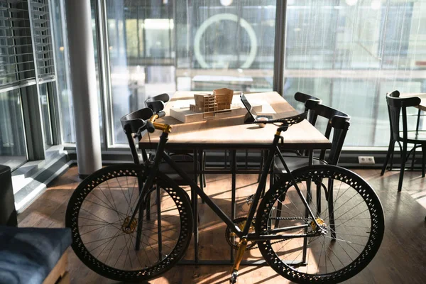 Велосипед Столом Офісних Кафетеріях — стокове фото