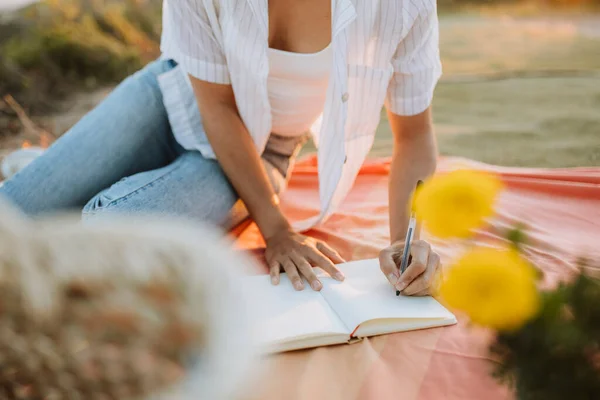 Kadın Piknik Battaniyesine Oturmuş Kitap Yazıyor — Stok fotoğraf