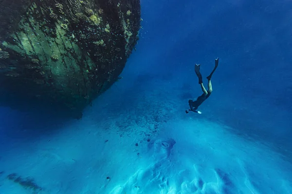 Joven Nadando Hacia Barco Abandonado Bajo Mar — Foto de Stock