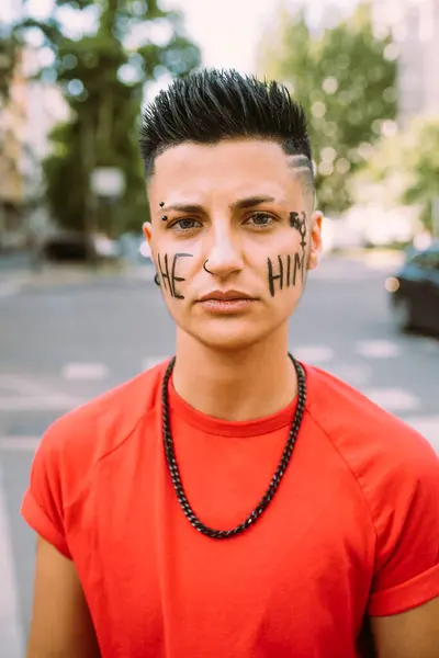 Ativista Sexo Feminino Protestando Pela Igualdade Direitos Rua — Fotografia de Stock