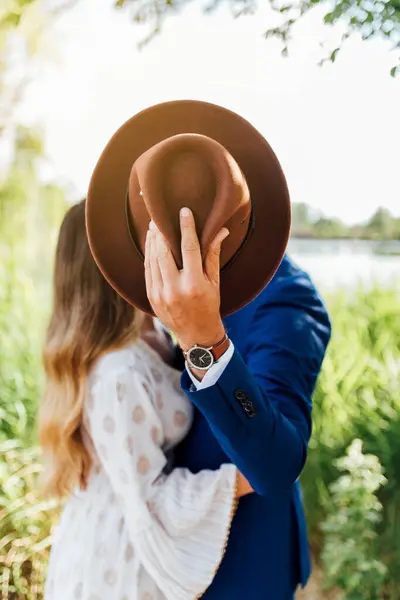 Man Embracing Girlfriend While Hiding Hat Park — Stock Photo, Image