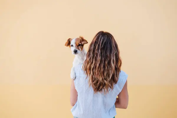 Mitte Erwachsene Frau Trägt Hund Vor Mauer — Stockfoto