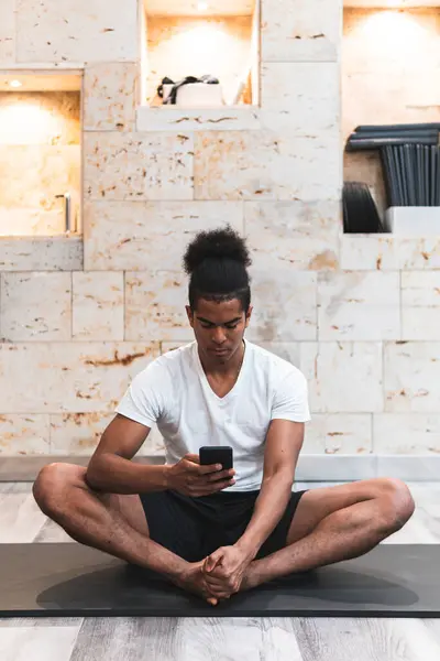 Man Using Smart Phone While Exercising Pilates Yoga Studio — Stock Photo, Image