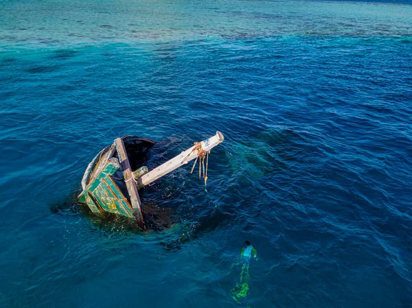 Luftaufnahme Eines Einsamen Mannes Beim Schnorcheln Versunkenes Schiffswrack — Stockfoto