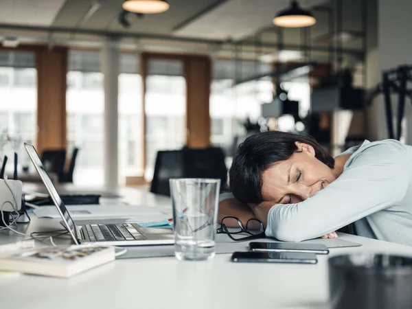 Mujer Negocios Con Cabeza Hacia Abajo Relajarse Escritorio Oficina — Foto de Stock