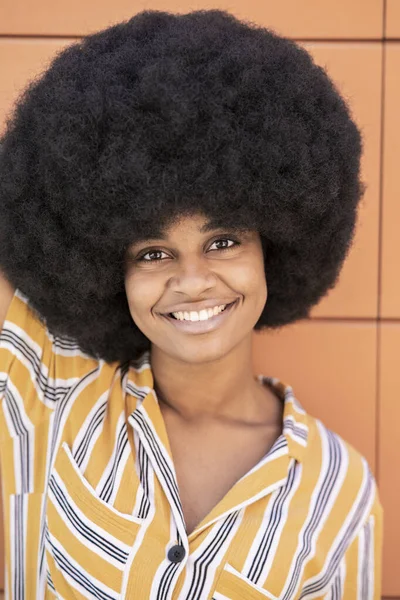 Afro Mulher Sorrindo Frente Parede — Fotografia de Stock