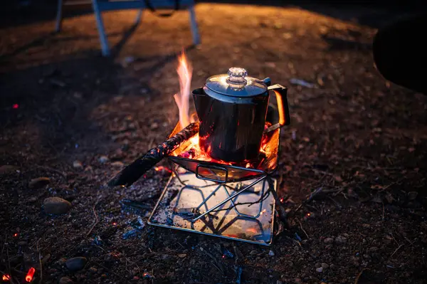 夜のキャンプ用ストーブの上のケトル — ストック写真