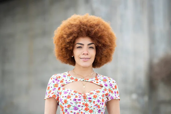 Glimlachende Roodharige Vrouw Bloemenjurk — Stockfoto