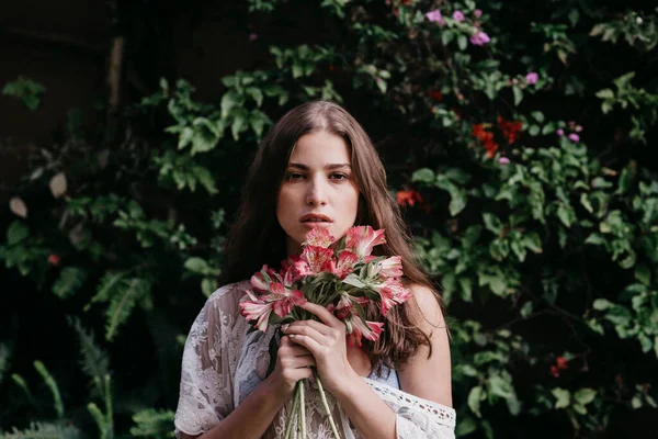 Vacker Ung Kvinna Med Blommor Framför Murgröna Växter — Stockfoto