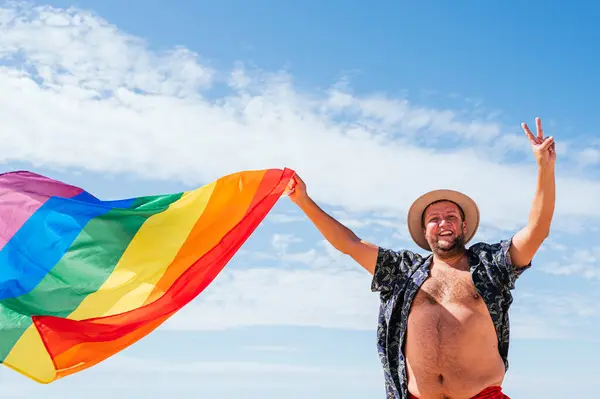 Feliz Gay Hombre Gesto Mientras Ondeando Arco Iris Bandera Durante — Foto de Stock