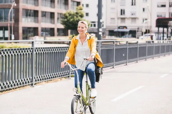 Γυναίκα Επαγγελματίας Χαμογελώντας Ενώ Ιππασία Ποδήλατο Στο Μπριτζ — Φωτογραφία Αρχείου