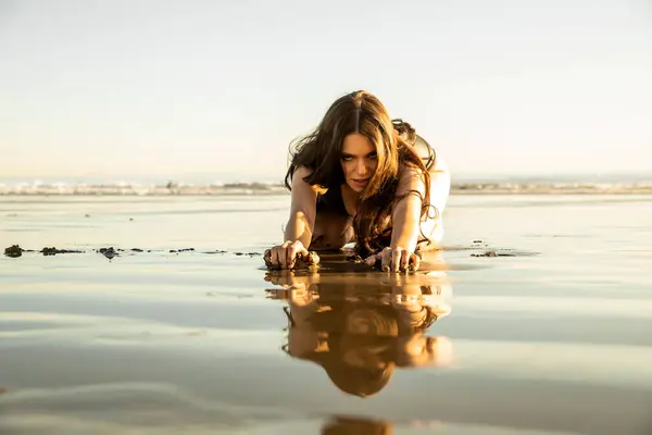 Mulher Sensual Brincando Areia Molhada Praia Durante Pôr Sol — Fotografia de Stock