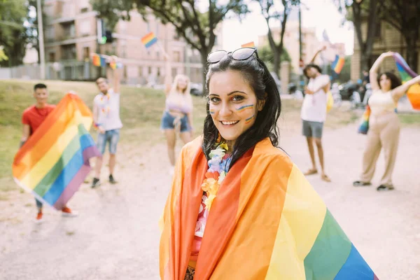 Mujer Sonriente Envuelta Bandera Del Arco Iris Parque — Foto de Stock