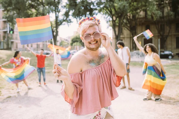 Parkta Bayrak Sallayan Gülümseyen Gay Adam — Stok fotoğraf