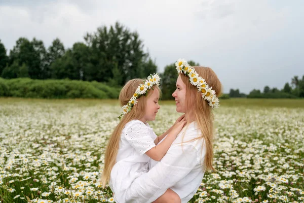 Smiling Mother Carrying Daughter Chamomile Field — Stock Photo, Image