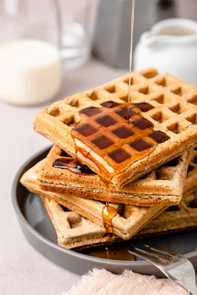 Xarope Bordo Derramando Pilha Waffles Frescos — Fotografia de Stock