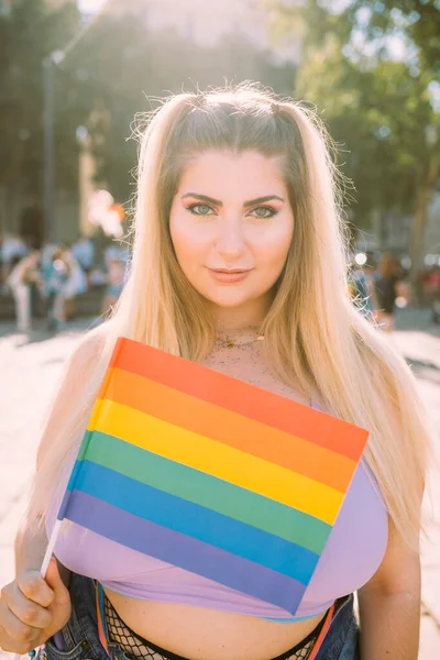 Mujer Joven Con Bandera Del Arco Iris Durante Día Soleado — Foto de Stock