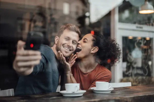 Χαμογελώντας Φίλος Λήψη Selfie Μέσω Κινητού Τηλεφώνου Φίλη Ενώ Κάθεται — Φωτογραφία Αρχείου