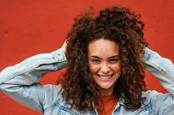 Belle Jeune Femme Heureuse Avec Les Mains Dans Les Cheveux — Photo