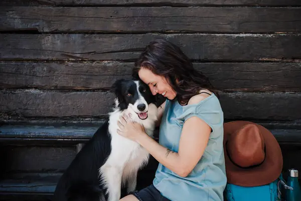 Smiling Woman Eyes Closed Embracing Dog While Sitting Front Cottage — Stock Photo, Image