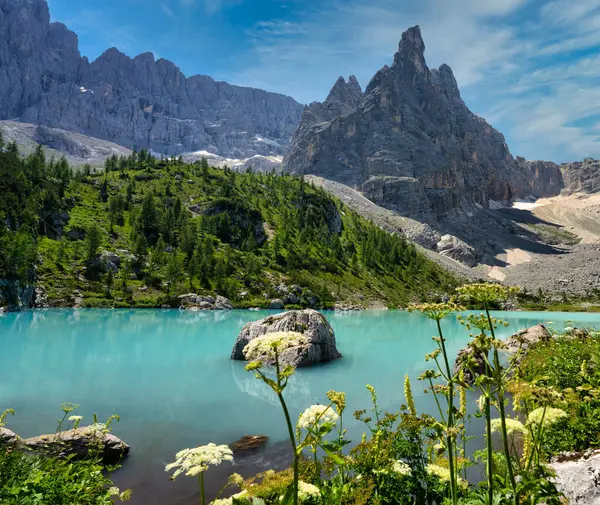 Itália Dolomites Veneto Monte Sorapis Elevando Sobre Lago Sorapis — Fotografia de Stock