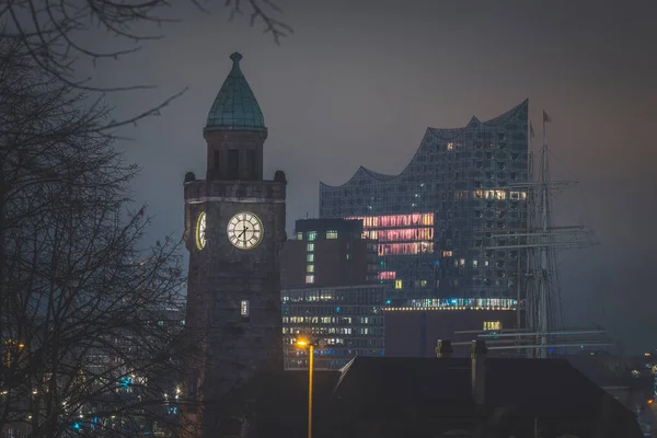 Almanya Hamburg Pegelturm Seviyesi Kulesi Elbe Filarmoni Salonu Geceleri Aydınlandı — Stok fotoğraf