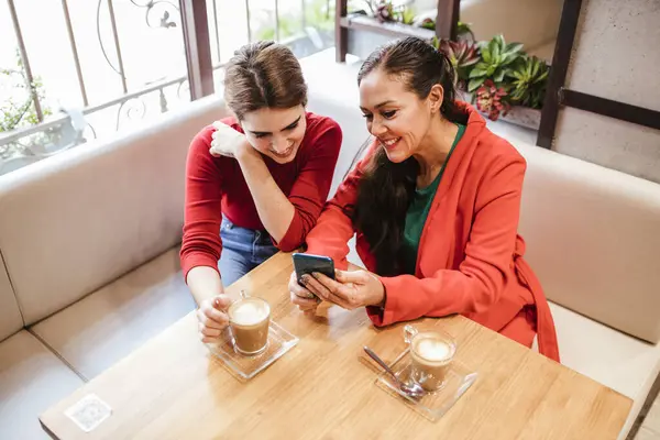 Smiling Woman Using Mobile Phone Female Friend Cafe — Stock Photo, Image