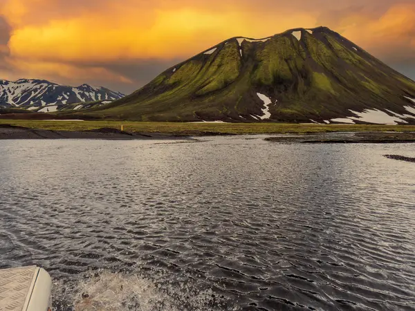 Laguna Ondulada Frente Volcán Atardecer — Foto de Stock