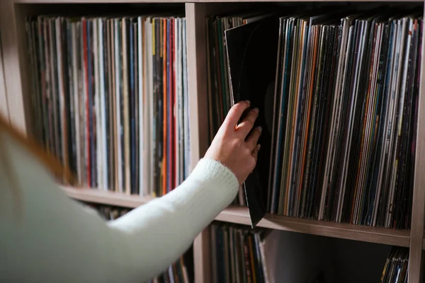 Vrouw Verzamelt Platen Van Plank Muziekwinkel — Stockfoto