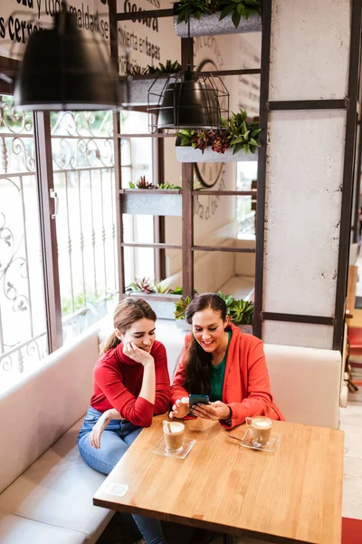 Mujer Sonriente Usando Teléfono Inteligente Mientras Está Sentada Por Una — Foto de Stock